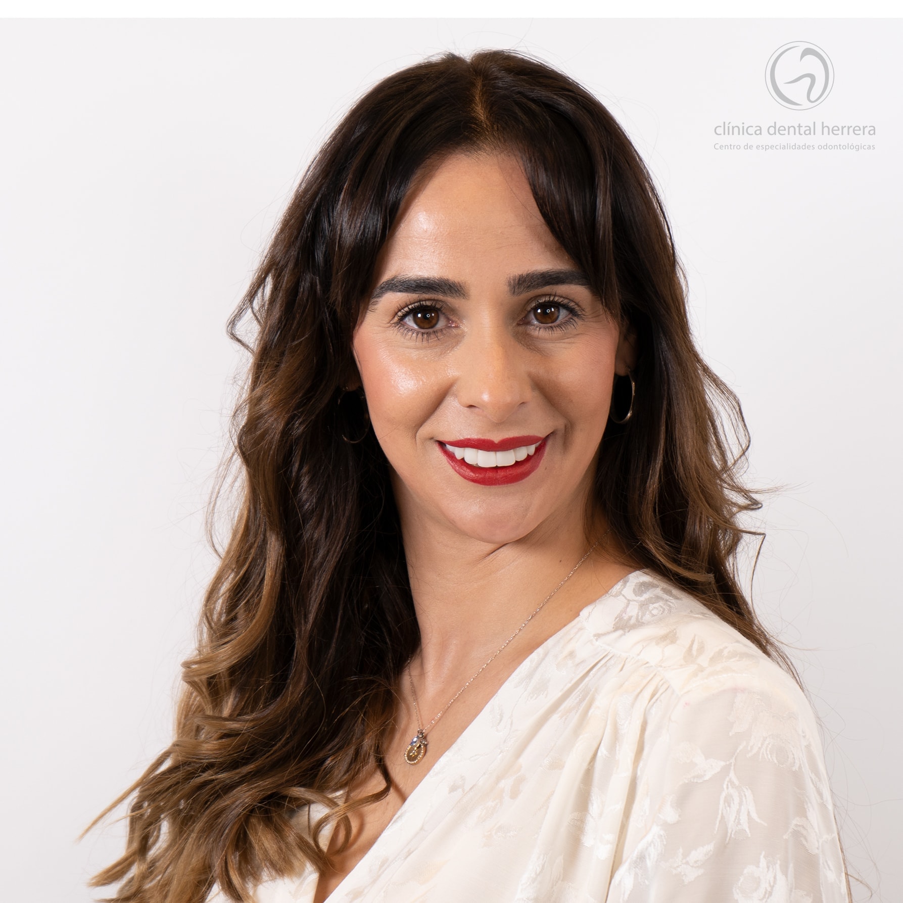 María Molina. Orthodontics, Implants and Dental Veneers 43